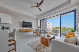 Amazing 2BR Apt -Private Balcony - Rooftop Pool