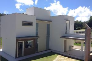 Casa Frente à Barragem com Caiaques