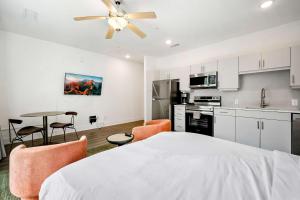 King Studio Getaway! Prime Location, Balcony, Gym - 7