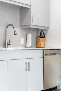 King Studio Getaway! Prime Location, Balcony, Gym - 7