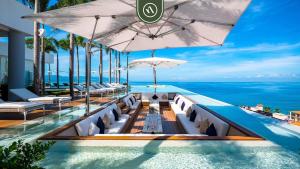 Luxury Corner Unit with Breataking Ocean Views