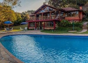 Chalé 04 · Chalé de montanha com lareira, sauna e piscina.