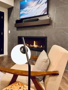 New Condo with Pool and Hot Tub Sleeps 9