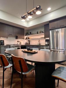 New Condo with Pool and Hot Tub Sleeps 9