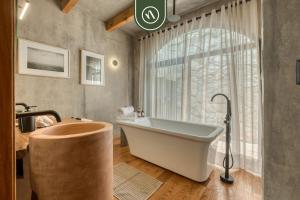 Luxury 2 BR Condo in Downtown - AC - Peaceful