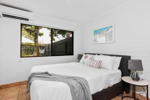 Pet friendly coastal retreat walk to beach outdoor shower