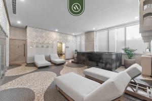 Luxury 2 BR Condo with Dream Pools - Beach - Art