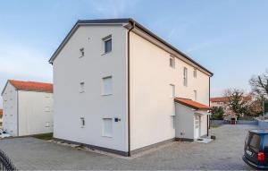 Cozy Apartment In Cizici With Wifi