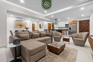 Tropical 2 BR Retreat - Close to the Beach - Pool