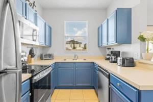 Cozy 4BR Near Disney with Shared Pool Arcade & Gym