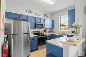 Cozy 4BR Near Disney with Shared Pool Arcade & Gym