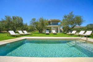 Luxury Villa Marian with heated Private Pool and Jacuzzi near the Beach of Georgioupoli