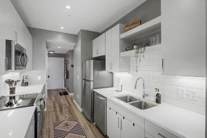 2BR Condo in Walkable Area & 5 mins to Broadway