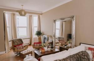 Beachfront 2 bedroom Sea View Apartment Broadstairs Sleeps 6