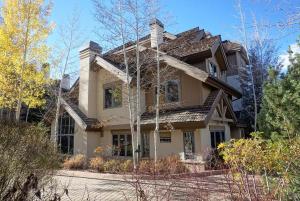 Walk to Slopes, Dining, Pool, Hot Tub, Private Deck, Firepit