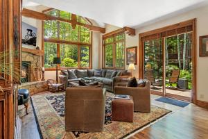 Walk to Slopes, Dining, Pool, Hot Tub, Private Deck, Firepit