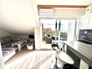 Beautiful Sea View Rooftop Apartment Ana