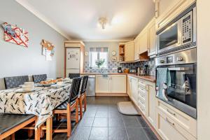 4 Bed in Broad Haven oc-b27955