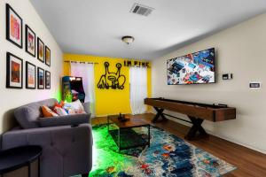 Luxury, Fire Pit Sleeps 15 + Gameroom + Formula 1 - Holiday Home
