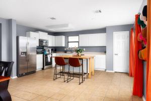 Luxury, Fire Pit Sleeps 15 + Gameroom + Formula 1 - Holiday Home
