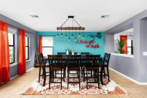 Luxury, Fire Pit Sleeps 15 + Gameroom + Formula 1 - Holiday Home