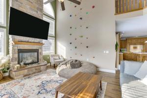 Family Home on 9 Acres! Climbing Wall & Gym
