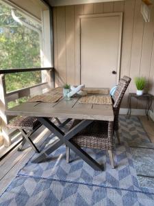 Completely remodeled condo, walk to beach, arcade, pool!