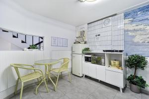 Denden Stay, Seoul Shillim Station 3mins, Airport bus 3mins, Gangnam Hongik Unv 15mins, Seongsu 40mins