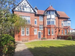 3 Bed in Lytham St. Annes oc-m30622