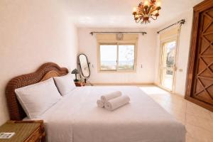 4BR Beachfront Villa With Huge Garden Seaview Einbay