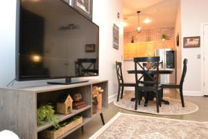 Modern Southside Stay Walk to dining