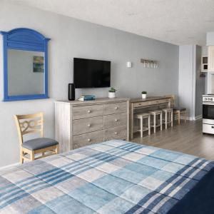 Oceanfront Studio Queen Bed Steps to the Beach