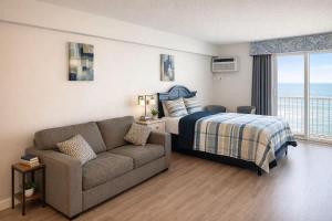 Oceanfront Studio Queen Bed Steps to the Beach