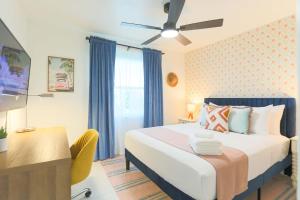 NEW Tan Lines Club Pool Relax 10 min Beach