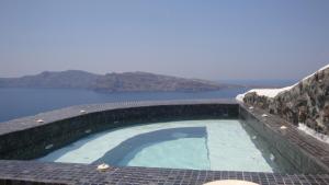 Captain John Oia-Caldera,Sunset & Volvano View