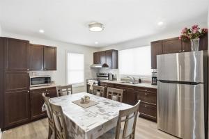 5 Bedroom House - 1 Block from the Falls