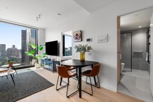 Luxe Skyline Suite Views Heated pool Gym Sauna Steam beside Crown Casino