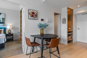 Luxe Skyline Suite Views Heated pool Gym Sauna Steam beside Crown Casino