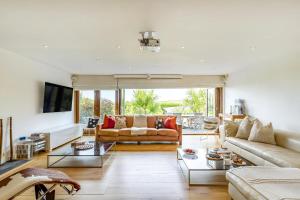4 Bed in Mawgan Porth oc-h29763