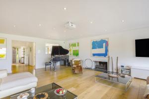 4 Bed in Mawgan Porth oc-h29763