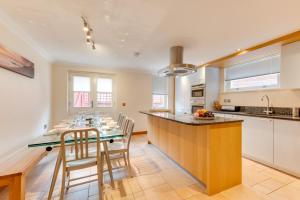 4 Bed in Broadstairs oc-ek149