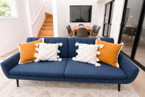 Luxe 4BR in Mermaid Waters - Views and Waterfront Bliss