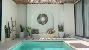 Quiet 2bd villa, w Pool, 8 min to Surfing Beach!