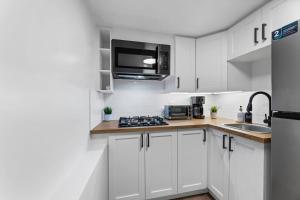 High Park Oasis Modern 1B1B, Kitchen, Laundry