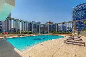 1 BR 10 mins to Burj Khalifa with Cinema,Gym & Pool