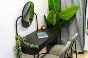 Modern Studio i King Bed & Work Corner