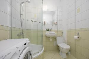 Unique Studio in Warsaw for 2 People Perfect for Remote Work by Noclegi Renters