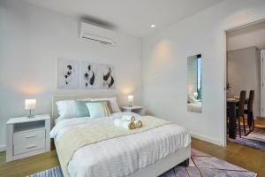 Melbourne CBD 2BR Apartment with Pool, Gym & City Views near Queen Victoria Market, State Library and Melbourne Central