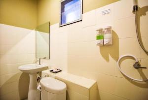 B2 Santitham (Wat Jed Yod) Boutique & Budget Hotel