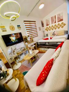 Olango Island - S&E-1 Tiny Guest House Fully Furnished with Hot Shower, Washer, Wi-Fi, Netflix & King-size Bed